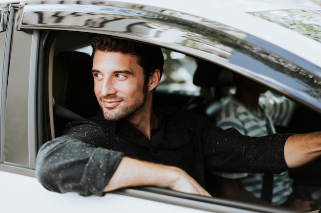 Foto hombre guapo en un coche