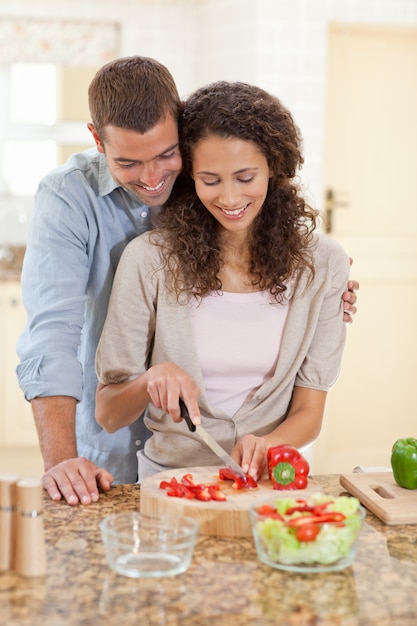 Hombre guapo cocinando con su novia