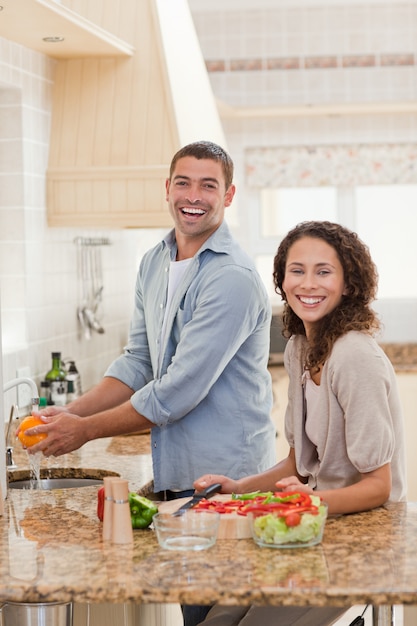 Hombre guapo cocinando con su novia