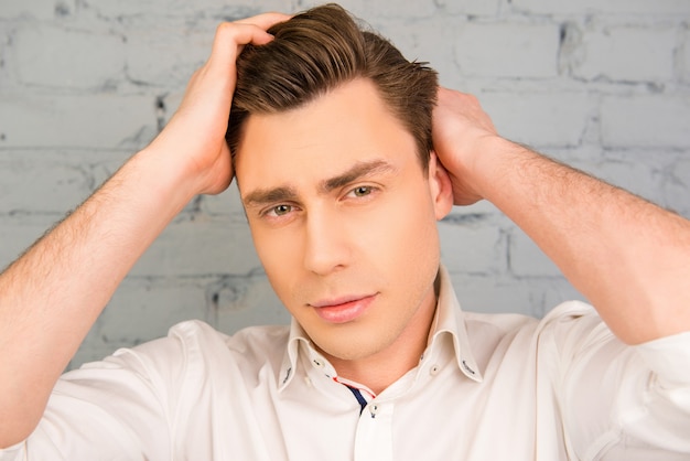 hombre guapo combinando su cabello