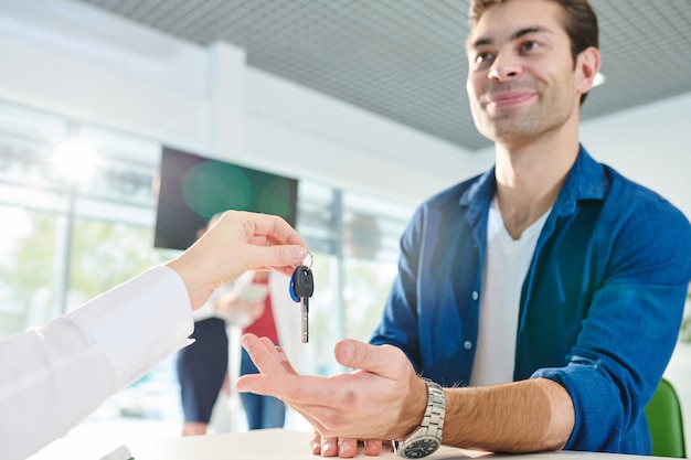 Foto hombre guapo compra casa con hipoteca