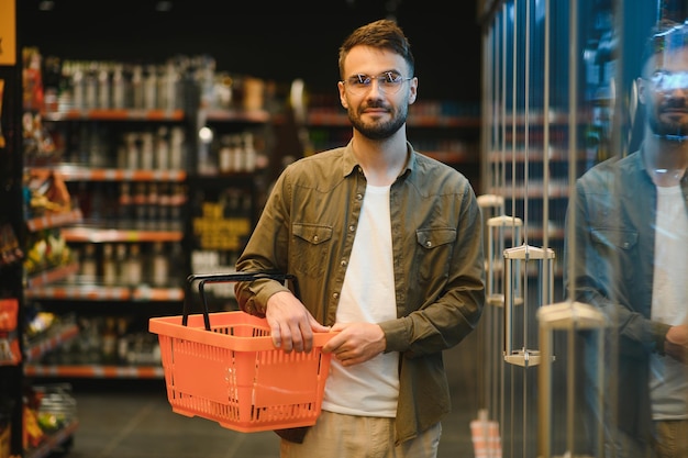 Hombre guapo comprando en un supermercado