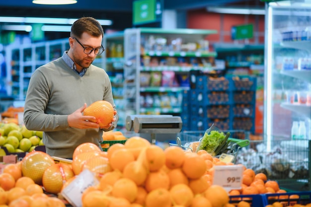 Hombre guapo de compras en un supermercado