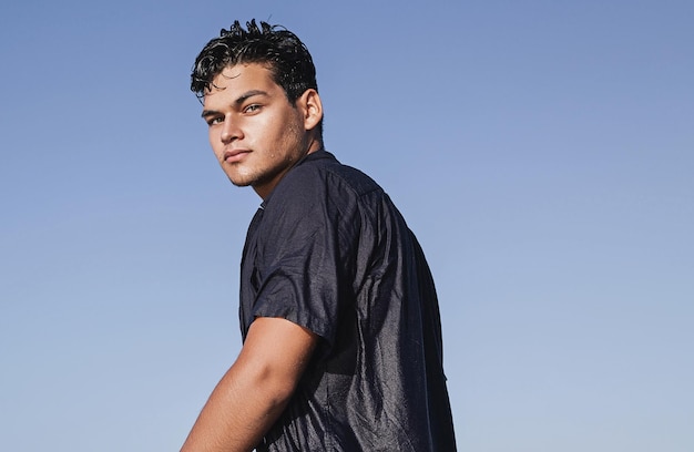 Foto hombre guapo contra el cielo azul