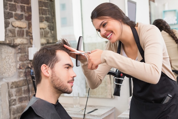 Hombre guapo cortándose el pelo