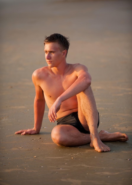 Hombre guapo en la costa del mar