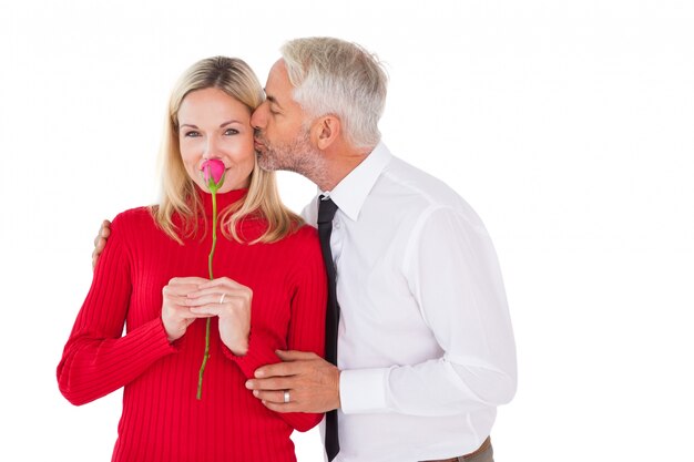 Hombre guapo dando un beso a su esposa en la mejilla