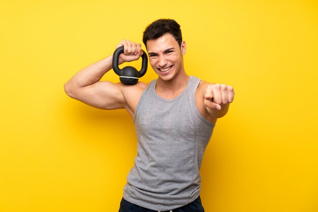 Hombre guapo deporte con kettlebell