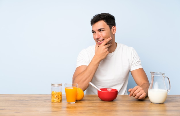 Hombre guapo en el desayuno pensando en una idea