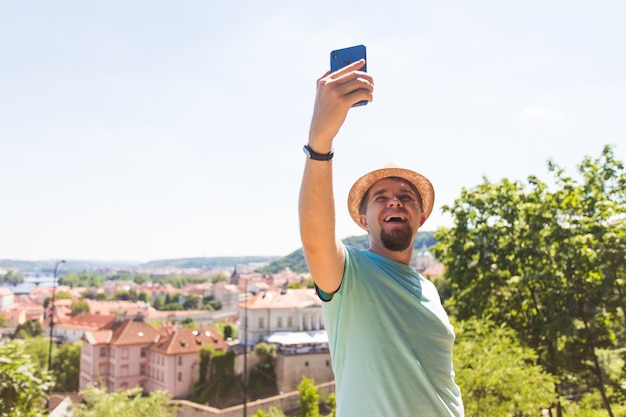 Hombre guapo está tomando un selfie al aire libre gente caucásica naturaleza personas estilo de vida y tecnología