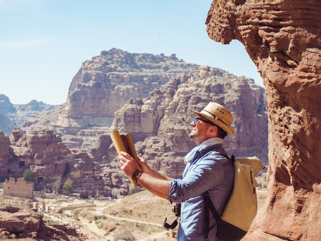 Hombre guapo, explorando las vistas de Petra