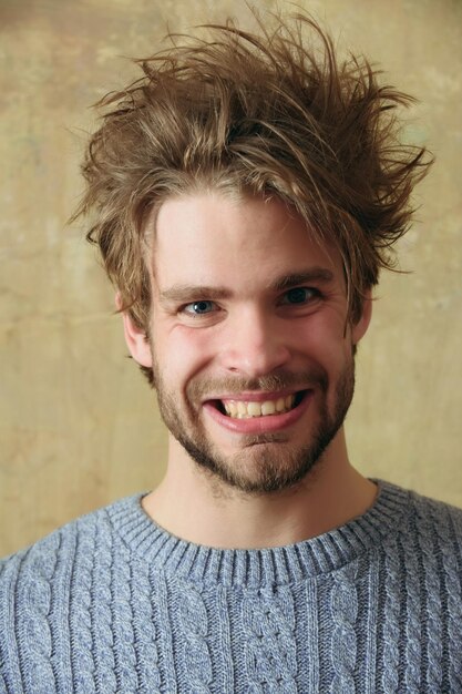 Hombre guapo feliz con barba en la cara y cabello elegante