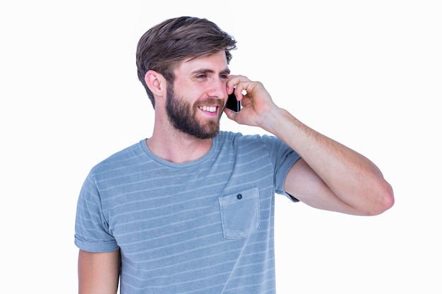 Hombre guapo feliz con llamada telefónica