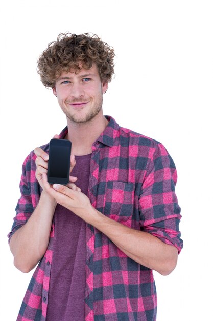 Hombre guapo feliz mostrando su teléfono inteligente