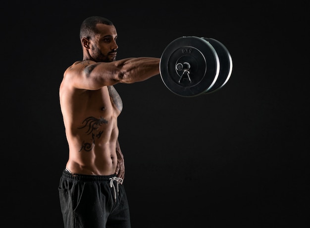 Hombre guapo fuerte deporte haciendo levantamiento de pesas y ejercer los hombros