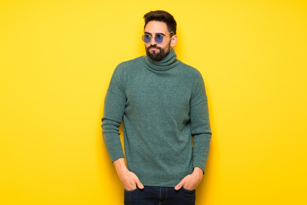 Hombre guapo con gafas de sol sintiendo malestar