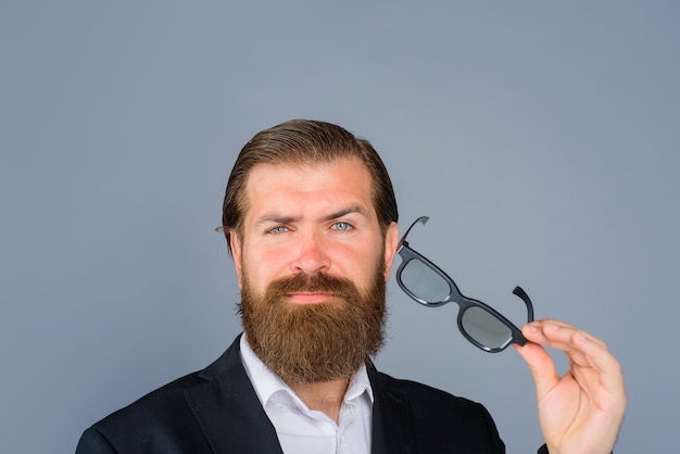 Hombre guapo con gafas y traje formal con gafas hombre elegante con gafas