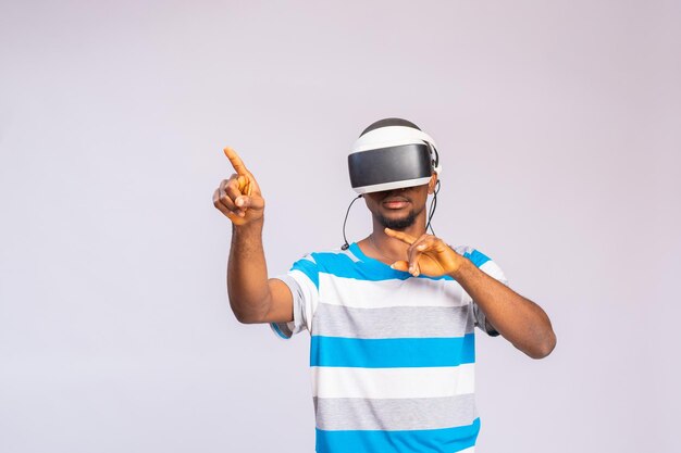 Hombre guapo con gafas VR. Experiencia de realidad virtual