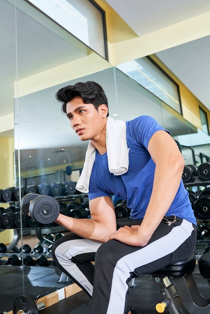 Hombre guapo en gimnasio