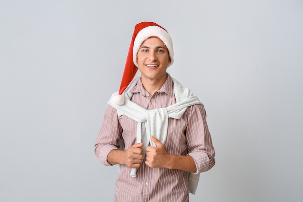 Hombre guapo con gorro de Papá Noel