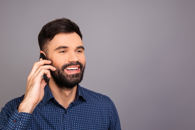 Hombre guapo hablando por teléfono con sus clientes