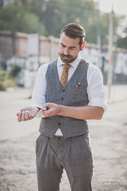 hombre guapo hipster bigote grande