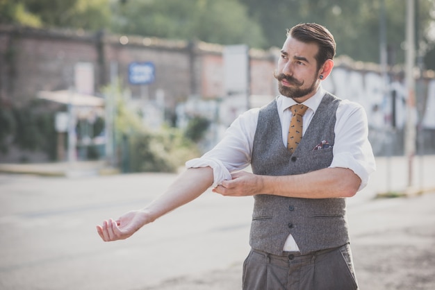 hombre guapo hipster bigote grande