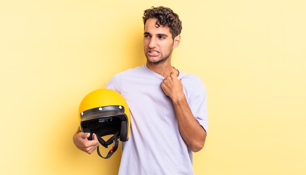 Hombre guapo hispano que se siente estresado, ansioso, cansado y frustrado. concepto de casco de moto