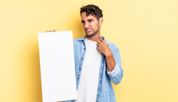 Foto hombre guapo hispano que se siente estresado, ansioso, cansado y frustrado. concepto de lienzo vacío