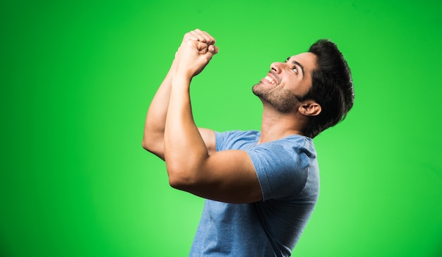 Foto hombre guapo indio con gesto de éxito, que se encuentran aisladas