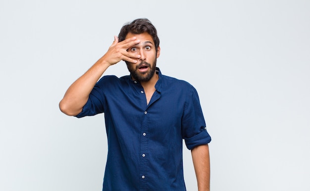 Hombre guapo joven con actitud alegre, despreocupada y rebelde