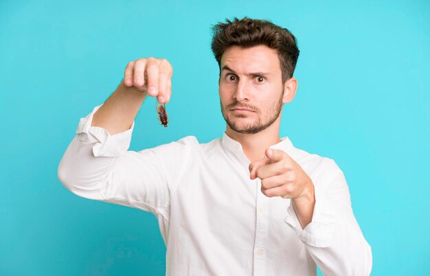 Hombre guapo joven aislado con cucarachas