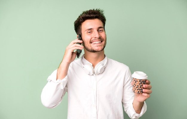 Hombre guapo joven aislado usando su teléfono