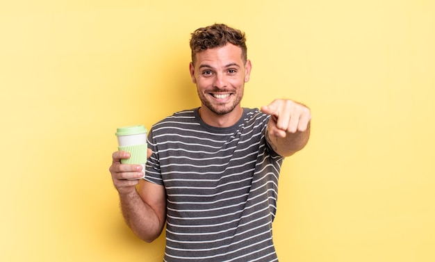 Hombre guapo joven apuntando a la cámara eligiendo le quita el concepto