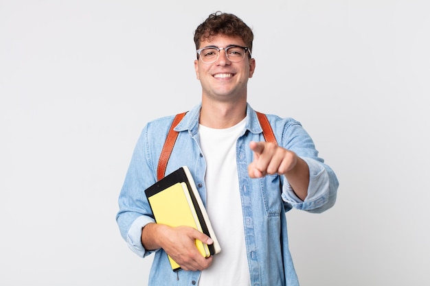 Foto hombre guapo joven apuntando a la cámara eligiéndote. concepto de estudiante universitario