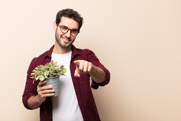 Hombre guapo joven apuntando con una sonrisa satisfecha