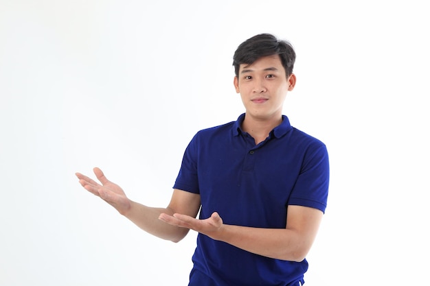 Hombre guapo joven asiático en camisa de polo aislado sobre fondo blanco