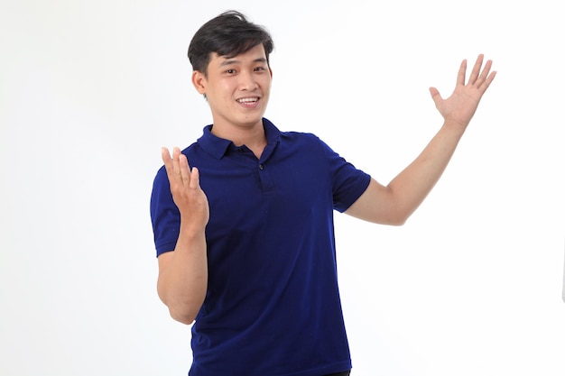 Hombre guapo joven asiático en camisa de polo aislado sobre fondo blanco