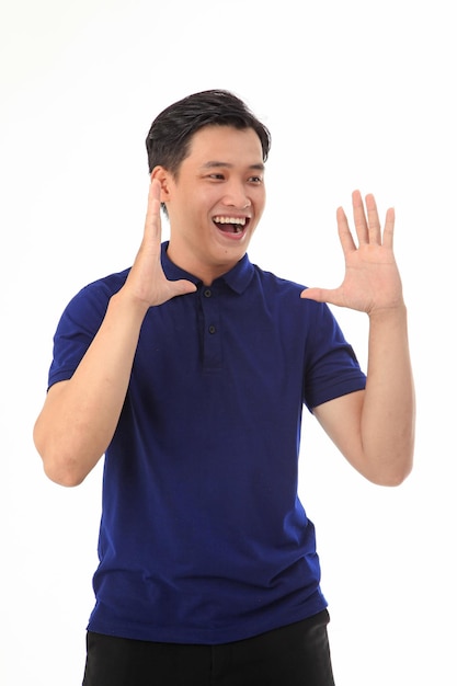 Hombre guapo joven asiático en camisa de polo aislado sobre fondo blanco