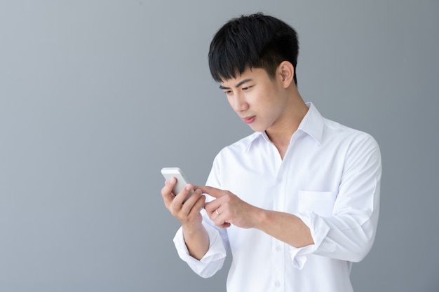 Hombre guapo joven asiático con smartphone