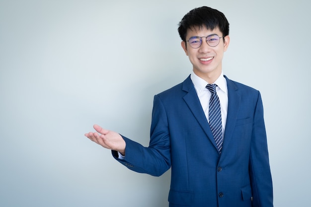 Hombre guapo joven asiático con traje