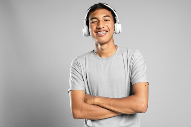 Hombre guapo joven con auriculares escuchando música con una sonrisa feliz y fresca