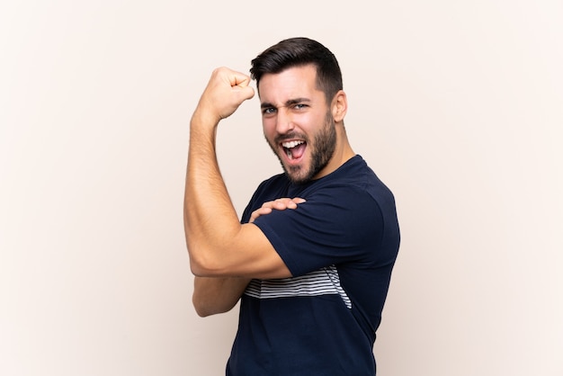 Foto hombre guapo joven con barba sobre aislado