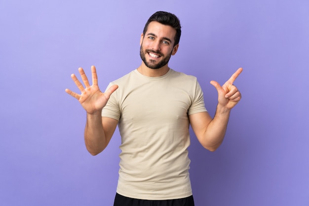 Hombre guapo joven con barba sobre aislados contando siete con los dedos