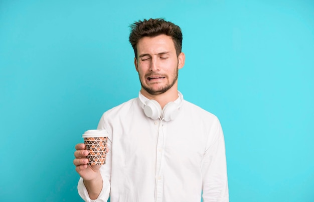 Hombre guapo joven con una bebida de café para llevar