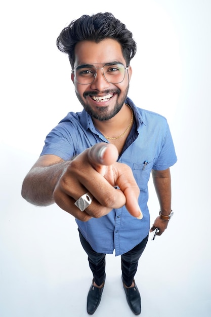 Hombre guapo joven con camisa casual con una gran sonrisa en la cara apuntando con el dedo de la mano a la cámara