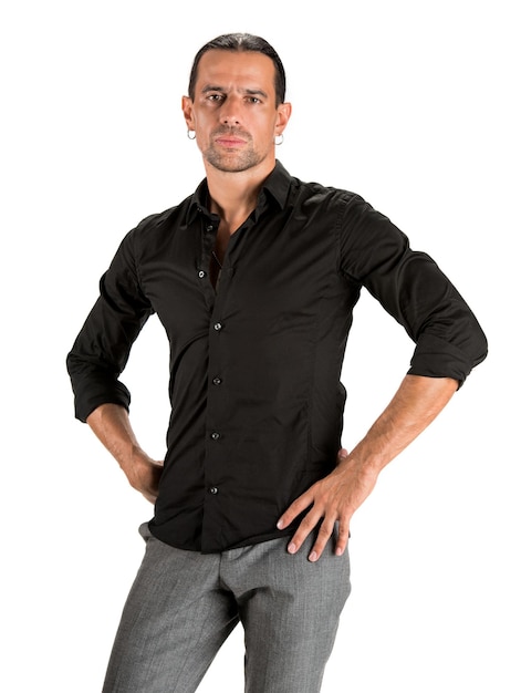 Hombre guapo joven en camisa negra