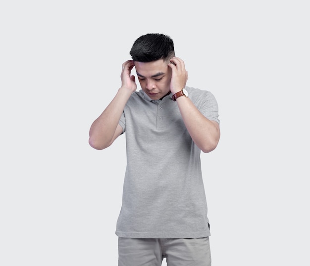 Hombre guapo joven con camisa de polo gris