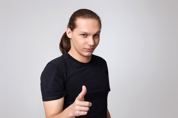 Hombre guapo joven en camiseta mostrando gesto Ok