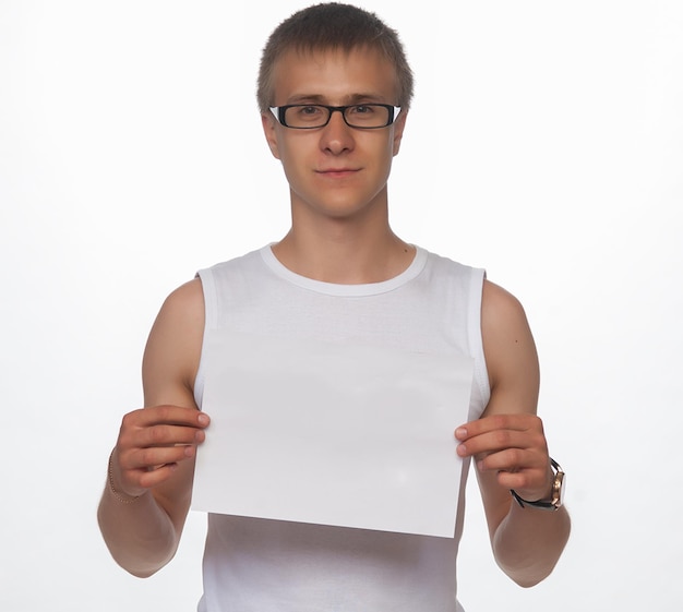 Foto hombre guapo joven con un cartel